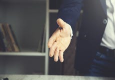 Uomo d'affari che dà una mano immagini stock libere da diritti Uomo d'affari che dà una mano immagini stock libere da diritti