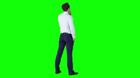 Uomo d'affari che pensa sullo schermo verde Uomo d'affari che pensa sullo schermo verde