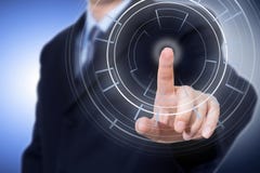 Uomo d'affari che preme il pannello cyber di tecnologia moderna immagini stock Uomo d'affari che preme il pannello cyber di tecnologia moderna immagini stock