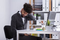 Uomo d'affari che soffre dal dolore al collo fotografia stock libera da diritti Uomo d'affari che soffre dal dolore al collo fotografia stock libera da diritti