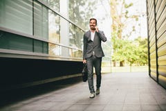 Uomo d'affari che va funzionare Fotografia Stock Libera da Diritti Uomo d'affari che va funzionare Fotografia Stock Libera da Diritti