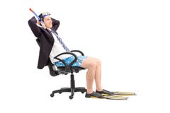 Uomo d'affari con una presa d'aria che si rilassa in una sedia dell'ufficio fotografie stock libere da diritti Uomo d'affari con una presa d'aria che si rilassa in una sedia dell'ufficio fotografie stock libere da diritti