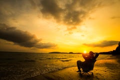 Uomo d'affari di rilassamento che si siede sulla spiaggia fotografia stock libera da diritti Uomo d'affari di rilassamento che si siede sulla spiaggia fotografia stock libera da diritti