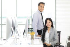 Uomo d'affari e donna di affari di due Asain che si rilassano insieme dentro fuori immagini stock Uomo d'affari e donna di affari di due Asain che si rilassano insieme dentro fuori immagini stock