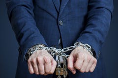 Uomo d'affari incatenato in una catena Uomo arrestato per i crimini fotografie stock Uomo d'affari incatenato in una catena Uomo arrestato per i crimini fotografie stock