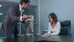 Uomo d'affari latino arrabbiato che viene al suo collega e che grida fotografia stock Uomo d'affari latino arrabbiato che viene al suo collega e che grida fotografia stock