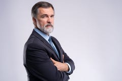 Uomo d'affari maturo soddisfatto felice che esamina macchina fotografica isolata su fondo bianco fotografie stock libere da diritti Uomo d'affari maturo soddisfatto felice che esamina macchina fotografica isolata su fondo bianco fotografie stock libere da diritti
