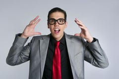 Uomo d'affari pazzesco con i vetri ed il vestito divertenti immagini stock Uomo d'affari pazzesco con i vetri ed il vestito divertenti immagini stock