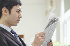 Uomo d'affari Reading Newspaper immagine stock Uomo d'affari Reading Newspaper immagine stock