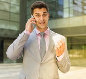 Uomo d'affari sorpreso che parla sul telefono fotografia stock libera da diritti Uomo d'affari sorpreso che parla sul telefono fotografia stock libera da diritti