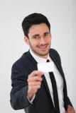 Uomo d'affari sorridente che mostra le automobili in bianco di affari Fotografia Stock Uomo d'affari sorridente che mostra le automobili in bianco di affari Fotografia Stock