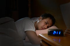 Uomo depresso che soffre dall'insonnia fotografia stock libera da diritti Uomo depresso che soffre dall'insonnia fotografia stock libera da diritti
