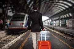 Uomo di affari alla stazione ferroviaria fotografia stock Uomo di affari alla stazione ferroviaria fotografia stock