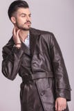 Uomo di affari che guarda a partire dalla macchina fotografica Fotografia Stock Libera da Diritti Uomo di affari che guarda a partire dalla macchina fotografica Fotografia Stock Libera da Diritti