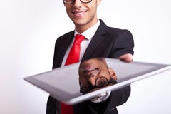 Uomo di affari gli che offre un rilievo dello schermo di tocco fotografie stock libere da diritti Uomo di affari gli che offre un rilievo dello schermo di tocco fotografie stock libere da diritti