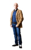 Uomo di mezza età in rivestimento giallo e blue jeans immagine stock libera da diritti Uomo di mezza età in rivestimento giallo e blue jeans immagine stock libera da diritti