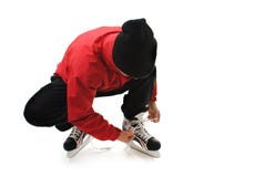 Uomo di sport di inverno che lega i pattini immagine stock Uomo di sport di inverno che lega i pattini immagine stock