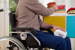 Uomo disabile che ordina gli asciugamani fotografia stock libera da diritti Uomo disabile che ordina gli asciugamani fotografia stock libera da diritti