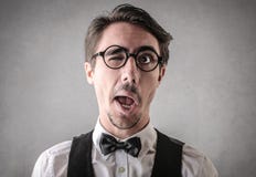 Uomo divertente che fa gli scherzi fotografie stock libere da diritti Uomo divertente che fa gli scherzi fotografie stock libere da diritti
