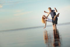 Uomo e donna nel lago fotografia stock libera da diritti Uomo e donna nel lago fotografia stock libera da diritti