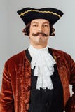 Uomo eccentrico baffuto nei vestiti d'annata del barone Tricorno del cappello, rivestimento marrone Fotografia Stock Libera da Diritti Uomo eccentrico baffuto nei vestiti d'annata del barone Tricorno del cappello, rivestimento marrone Fotografia Stock Libera da Diritti