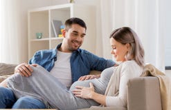 Uomo felice con la donna incinta a casa fotografia stock libera da diritti Uomo felice con la donna incinta a casa fotografia stock libera da diritti