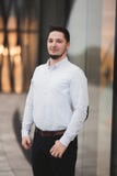 Uomo felice di lusso che posa sulla macchina fotografica Ritratto piacevole immagine stock libera da diritti Uomo felice di lusso che posa sulla macchina fotografica Ritratto piacevole immagine stock libera da diritti