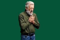 Uomo malato infelice in camicia verde che soffre dal dolore nel cuore immagini stock Uomo malato infelice in camicia verde che soffre dal dolore nel cuore immagini stock