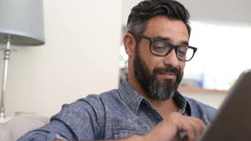 Uomo maturo che per mezzo della compressa di Digital Uomo maturo che per mezzo della compressa di Digital
