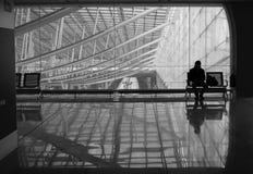 Uomo messo nell'aeroporto di Parigi fotografia stock libera da diritti Uomo messo nell'aeroporto di Parigi fotografia stock libera da diritti