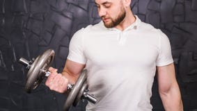 Uomo muscolare che risolve nella palestra che fa gli esercizi con le teste di legno ai bicipiti, forte ABS nudo maschio del torso Immagine Stock Uomo muscolare che risolve nella palestra che fa gli esercizi con le teste di legno ai bicipiti, forte ABS nudo maschio del torso Immagine Stock