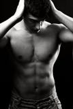 Uomo muscolare sexy senza camicia fotografie stock Uomo muscolare sexy senza camicia fotografie stock
