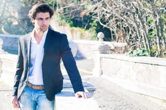 Uomo pensieroso di bei affari eleganti fotografia stock Uomo pensieroso di bei affari eleganti fotografia stock