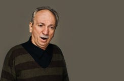 Uomo senior che soffre dall'emicrania fotografia stock Uomo senior che soffre dall'emicrania fotografia stock