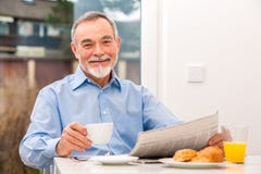 Uomo senior con un giornale Uomo senior con un giornale