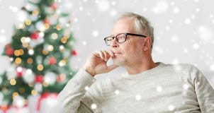 Uomo senior nel pensiero di vetro Fotografia Stock Uomo senior nel pensiero di vetro Fotografia Stock