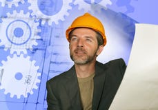 Uomo sicuro dell'ingegnere industriale nel casco del costruttore che controlla i modelli della costruzione di edifici su sviluppo immagine stock Uomo sicuro dell'ingegnere industriale nel casco del costruttore che controlla i modelli della costruzione di edifici su sviluppo immagine stock