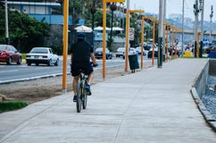 Uomo su una bicicletta fotografie stock libere da diritti Uomo su una bicicletta fotografie stock libere da diritti