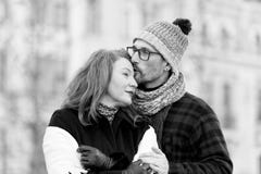 Uomo in vetri che bacia donna Ragazza d'abbraccio e bacio del tipo Amore urbano della gente fuori delle date famiglia immagine stock libera da diritti Uomo in vetri che bacia donna Ragazza d'abbraccio e bacio del tipo Amore urbano della gente fuori delle date famiglia immagine stock libera da diritti