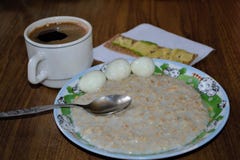 Uova del porrige e di quaglia della prima colazione con caffè immagini stock Uova del porrige e di quaglia della prima colazione con caffè immagini stock