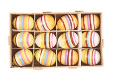 uova di Pasqua in casella di legno immagini stock libere da diritti uova di Pasqua in casella di legno immagini stock libere da diritti