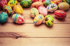 Uova di Pasqua dipinte a mano variopinte su legno Progettazione fatta a mano e d'annata unica fotografie stock Uova di Pasqua dipinte a mano variopinte su legno Progettazione fatta a mano e d'annata unica fotografie stock