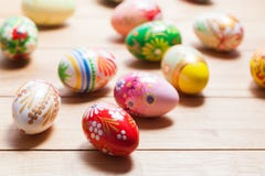 Uova di Pasqua dipinte a mano variopinte su legno Progettazione fatta a mano e d'annata unica immagine stock Uova di Pasqua dipinte a mano variopinte su legno Progettazione fatta a mano e d'annata unica immagine stock