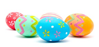 Uova di Pasqua fatte a mano variopinte isolate su un bianco Fotografia Stock Libera da Diritti Uova di Pasqua fatte a mano variopinte isolate su un bianco Fotografia Stock Libera da Diritti