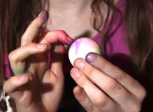 Uova di Pasqua di morte della ragazza e le sue dita fotografia stock libera da diritti Uova di Pasqua di morte della ragazza e le sue dita fotografia stock libera da diritti