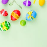 Uova di Pasqua variopinte sulla disposizione verde pastello del piano del fondo Copi lo spazio Immagini Stock Libere da Diritti Uova di Pasqua variopinte sulla disposizione verde pastello del piano del fondo Copi lo spazio Immagini Stock Libere da Diritti