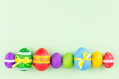 Uova di Pasqua variopinte sulla disposizione verde pastello del piano del fondo Copi lo spazio Immagini Stock Libere da Diritti Uova di Pasqua variopinte sulla disposizione verde pastello del piano del fondo Copi lo spazio Immagini Stock Libere da Diritti