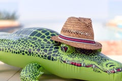 Uppblåsbar krokodil med Straw Hat arkivbilder Uppblåsbar krokodil med Straw Hat arkivbilder
