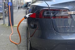 Uppladdning för Tesla modell S royaltyfria foton Uppladdning för Tesla modell S royaltyfria foton