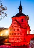 Upplyst historiskt stadshus av Bamberg royaltyfri bild Upplyst historiskt stadshus av Bamberg royaltyfri bild